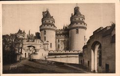 CPA Chateau de Pierrefonds Oise l'Entree du Chateau et Tours Charlemagne 