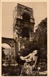 CPA Arles Bouches du Rhone le Theatre Antique et Statue de Niobe 