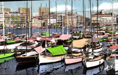 CPA Marseille un coin du Port et Quai des Belges Bateaux