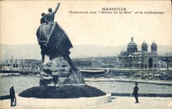 CPA Marseille Monument aux Heros de la Mer et la Cathedrale 