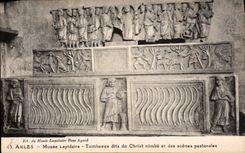 CPA Arles Musee Lapidaire Tombeaux dits du Christ nimbe et des scenes pastorales 