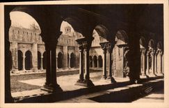 CPA Arles sur rhone Cour du Cloitre Saint Trophime et Clocher de l'Homme de Bronze 