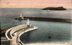 CPA La Ciotat sortie du Port les deux Phares et l'Ile Verte 