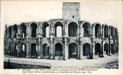 CPA Arles les Arenes Tours furent transformees en Citadelle au Moyen Age 