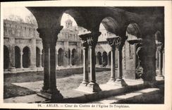 CPA Arles Cour du Cloitre de l'eglise St Trophime 