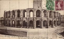 CPA Arles les Arenes les Tours transformees en Citadelles au Moyen Age 