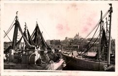 CPA Marseille Un Coin du Port Bateaux de peche