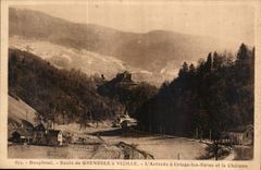 CPA Dauphine Route de Grenoble a Vizille l'Arrivee a Uriage les Bains et le chateau 