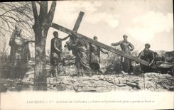 CPA Lourdes V Station du Calvaire Simon le Cyreneen aide Jesus porter sa Croix 