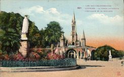 CPA Les Hautes Pyrenees Lourdes la Vierge couronnee l'Esplanade et la Basilique 