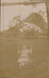 CARTE PHOTO Enfant Balancoire