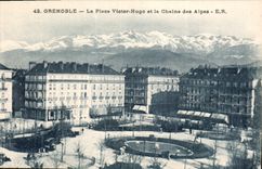 CPA Grenoble La Place Victor Hugo et la Chaine des Alpes 