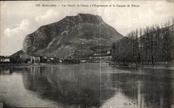 CPA Grenoble Les Bords de l'Isere a l'Explanade et le Casque de Neron 