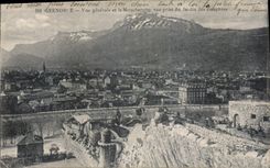 CPA Grenoble Vue generale et le Moucherotte vue prise du Jardin des Dauphins 