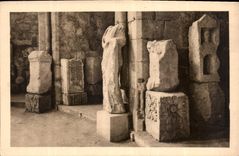 CPA Narbonne Musee lapidaire Cippes funeraires et Statue de marbre blanc representant une lemme drap