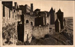 CPA Carcassonne Aude La Cite Montee de la Porte d'Aude 