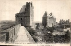 CPA Carcassonne Cite Les Remparts interieurs la Tour du Tresau et la Porte de Narbonne 