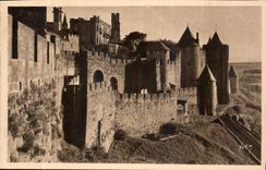 CPA Carcassonne Aude la Cite Montee de la Porte d'Aude 