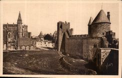 CPA Carcassonne Aude la Cite Remparts Interieurs Eglise St Nazaire 