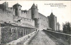 CPA La Cite de Carcassonne Montee de la Porte d'Aude 