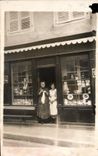 CARTE PHOTO Femme Magasin Faience