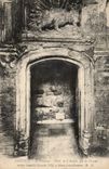 CPA Amboise Le Chateau Porte de l'Ancien Jeu de Paume contre laquelle Charles VIII se blesses icorte