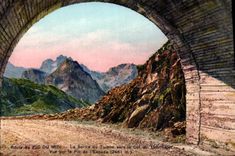 CPA Route du Pic du Midi La sortie du Tunnel vers le Col Vue sur le Pic de l'Espada 
