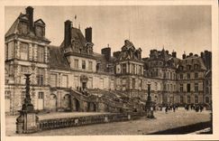 CPA La Douce France Palais de Fontainebleau facade principale 