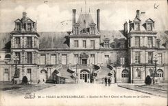 CPA Palais de Fontainebleau Escalier du Fer a Cheval et facade sur le Chateau 