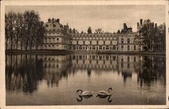 CPA La Douce France Fontainebleau S et M facade du Palais vue de l'Etang des Carpes 
