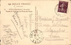 CPA La Douce France Fontainebleau S et M facade du Palais vue de l'Etang des Carpes 