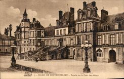 CPA Palais de Fontainebleau Facade sur la Cour des Adieux 