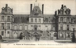 CPA Palais de Fontainebleau Escalier du Fer a cheval et les trois Pavillons 