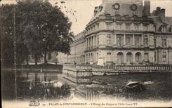 CPA Palais de Fontainebleau L'Etang des Carpes et L'Aile Louis XV 