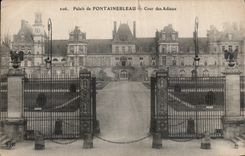CPA Palais de Fontainebleau Cour des Adieux 