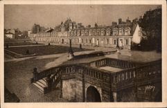 CPA La Douce France Palais de Fontainebleau Aile des Ministres et Cour des Adieux 