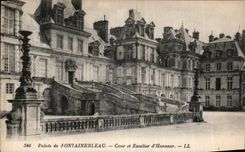 CPA Palais de Fontainebleau Cour et Escalier d'Honneur 