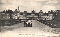CPA Palais de Fontainebleau Cour des Adieux 