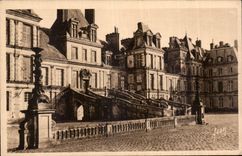 CPA Fontainebleau Seine et Marne Le Palais Facade sur la Cour des adieux 