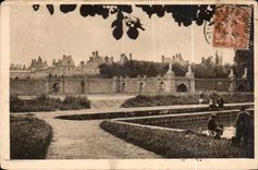 CPA La Douce France Palais de Fontainebleau S et M le Palais vu du Perterre 