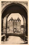 CPA La Douce France Carcassonne La Cite Entree du Chateau 