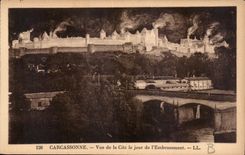 CPA Carcassonne vue de la Cite le jour de l'Embrassement 