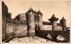 CPA Carcassonne Aude la Cite Entree du Chateau les Hourds 
