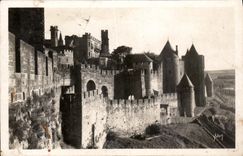 CPA La Douce France Carcassonne la Cite montee de la porte d'Aude 