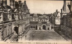 CPA Fontainebleau Le Palais Le Baptistere et la Cour Ovale 