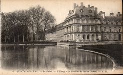 CPA Fontainebleau le palais l'Etang et le Pavillon du Musee Chinois 