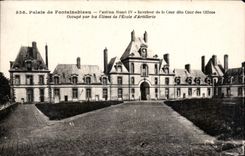 CPA Palais de Fontainebleau Pavillon Henri IV interieur de la Cour dite des Offices occupe par les E