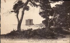 CPA Saint Honorat Ile de Lerins l'Ancien Monastere a travers les Pins 