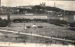 CPA Lyon ensemble de la Place Bellecour 