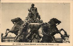 CPA Lyon Fontaine Bartholdi sur la Place des Terreaux 